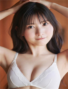扶着小表妺的小屁股坐下来